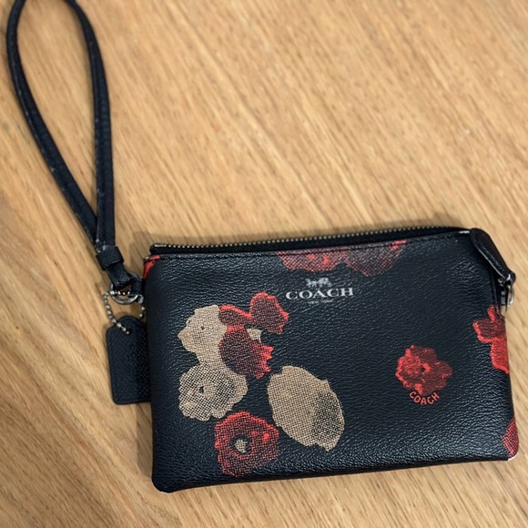 Coach Corner Zip Wristlet in Black And Poppy camo Flowers - Picture 7 of 8